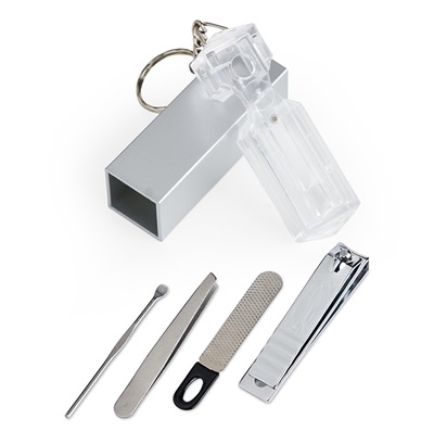 Chaveiro kit manicure com 4 pe�as de metal em estojo compacto de couro sint�tico aberto, exibindo cortador de unha, tesoura, pin�a e lixa