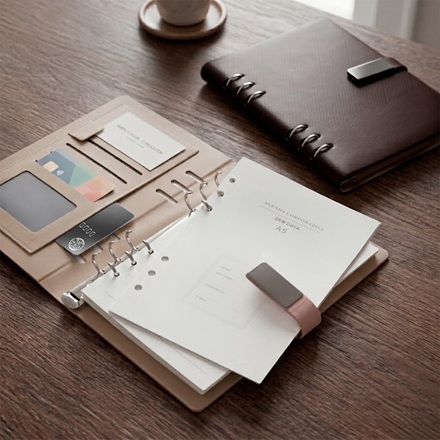 Parte interna do fich�rio mostrando as argolas de a�o, porta-caneta e compartimento de cart�es.