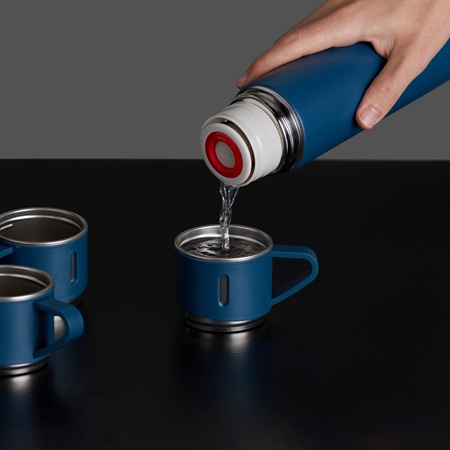 Garrafa t�rmica em um banco de parque durante o lazer.