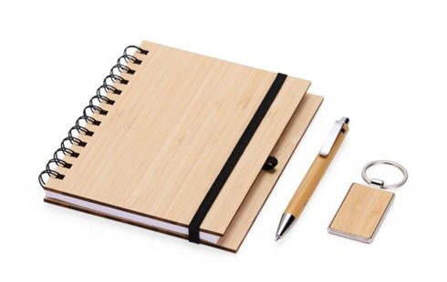 Kit Presente Ecol�gico de bambu com caderneta premium capa dura de 70 folhas pautadas, caneta com clipe met�lico e chaveiro em estojo de papel�o kraft.