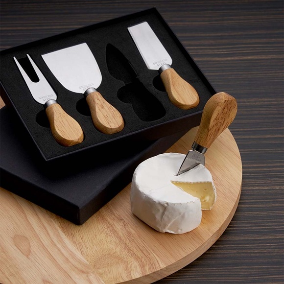 Kit de queijo com 4 pe�as de bambu e inox dentro de um estojo de papel�o preto com ber�o de espuma personalizado em Belo Horizonte.