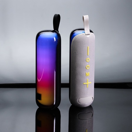 Detalhe da conex�o TWS entre duas caixas de som cinza.